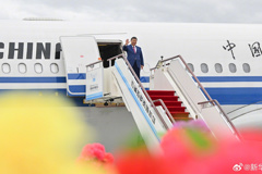 快讯：习近平率中央代表团抵达拉萨出席西藏自治区成立60周年庆祝活动