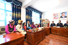 中央代表团赴西藏各地看望慰问各族干部群众 王沪宁参加活动