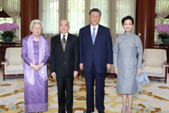 习近平夫妇会见柬埔寨国王西哈莫尼和太后莫尼列