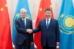 习近平会见哈萨克斯坦总统托卡耶夫