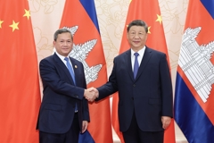 习近平会见柬埔寨首相洪玛奈