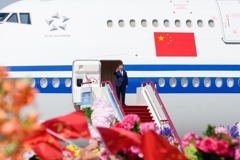 习近平率中央代表团抵达乌鲁木齐出席新疆维吾尔自治区成立70周年庆祝活动