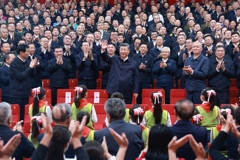 习近平观看庆祝新疆维吾尔自治区成立70周年文艺晚会《美丽新疆》