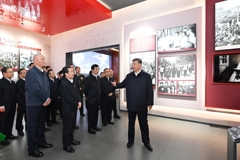 习近平参观新疆维吾尔自治区成立70周年主题成就展