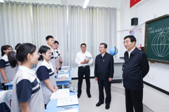 中央代表团赴新疆多地看望慰问各族干部群众 王沪宁参加活动