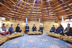 中央代表团在新疆多地看望慰问各族干部群众 王沪宁参加活动后带领一分团返京