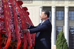 习近平等党和国家领导人出席烈士纪念日向人民英雄敬献花篮仪式