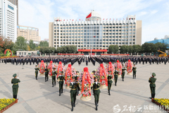 新疆各族各界向人民英雄敬献花篮