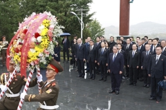 李强凭吊中国人民志愿军烈士