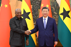 习近平会见加纳总统马哈马