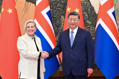 习近平会见冰岛总统托马斯多蒂尔