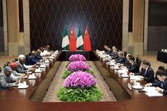 李强会见尼日利亚众议长塔杰丁