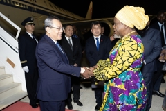 李强抵达卢萨卡开始对赞比亚进行正式访问