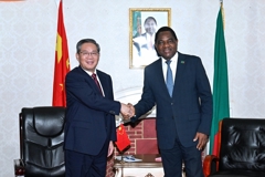 李强同赞比亚总统希奇莱马会谈
