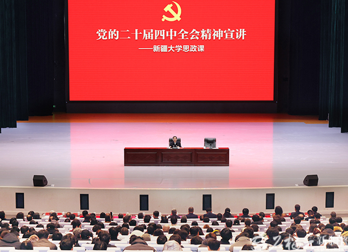 陈小江在新疆大学讲授思政课