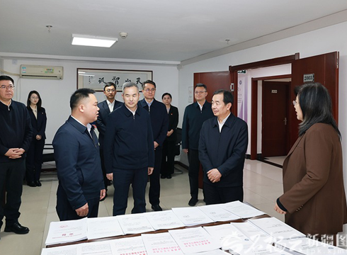 陈小江在自治区社科联和自治区文联调研座谈