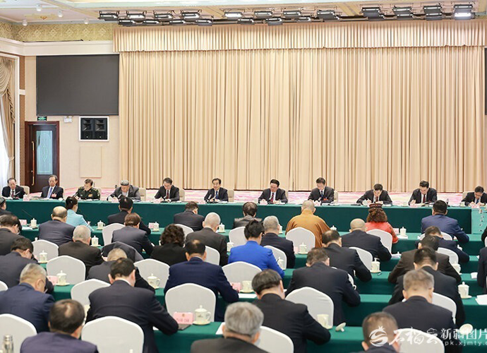 陈小江参加自治区政协会议联组讨论