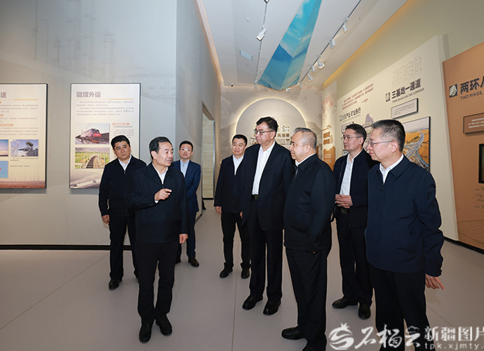 陈小江艾尔肯·吐尼亚孜在自治区自然资源厅和地质局调研座谈