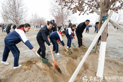 自治区领导在乌鲁木齐参加义务植树活动