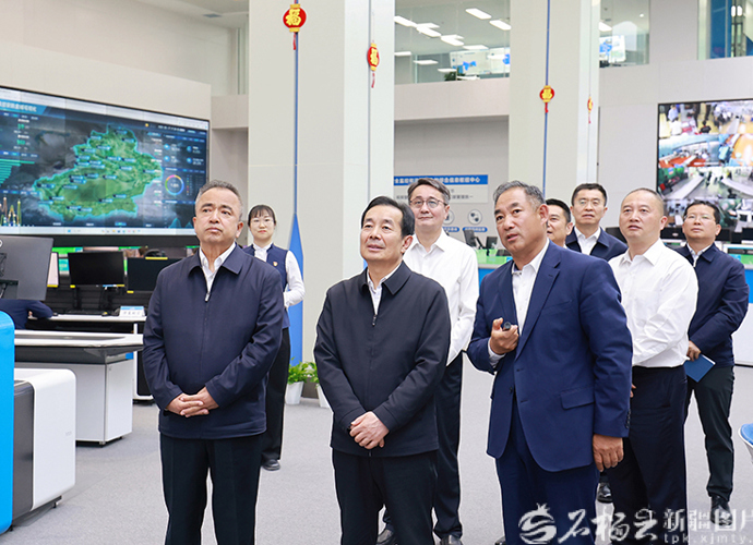 陈小江艾尔肯·吐尼亚孜在乌鲁木齐天山国际机场调研