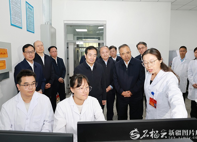 ​陈小江艾尔肯·吐尼亚孜在自治区科技厅调研座谈