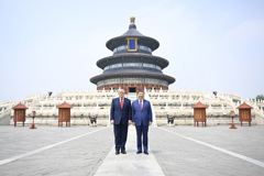 习近平同美国总统特朗普参观天坛