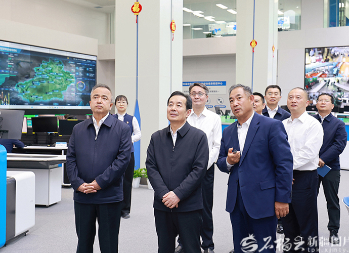 陈小江艾尔肯·吐尼亚孜在乌鲁木齐天山国际机场调研