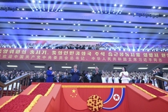 习近平和彭丽媛观看朝鲜专场文艺演出