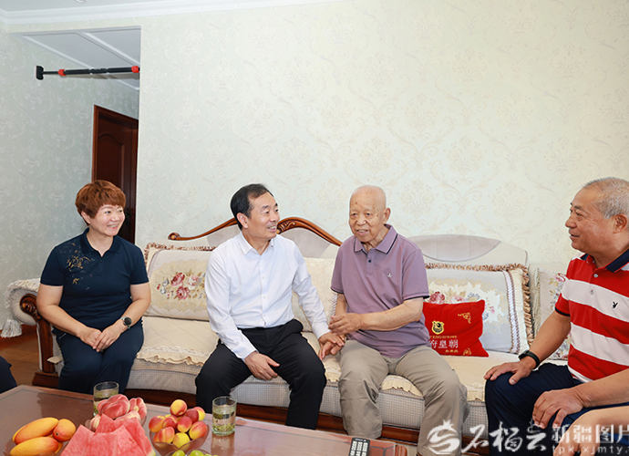 陈小江走访慰问老党员和因公殉职干部亲属