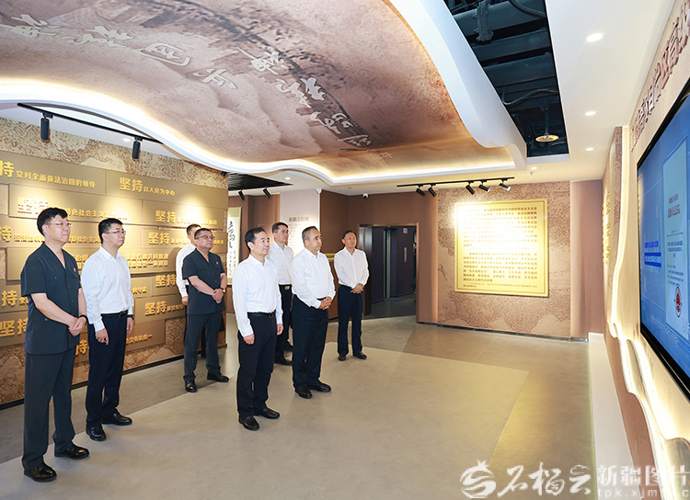 陈小江艾尔肯·吐尼亚孜在自治区高级人民法院和自治区人民检察院调研座谈