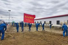 党旗在基层一线高高飘扬丨盐铸匠心守初心 戈壁深处党旗红