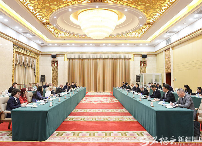 陈小江艾尔肯·吐尼亚孜会见第十八届欧洲外交官研讨班一行