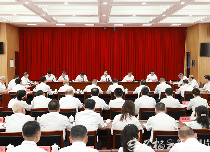 陈小江艾尔肯·吐尼亚孜在自治区工信厅调研座谈