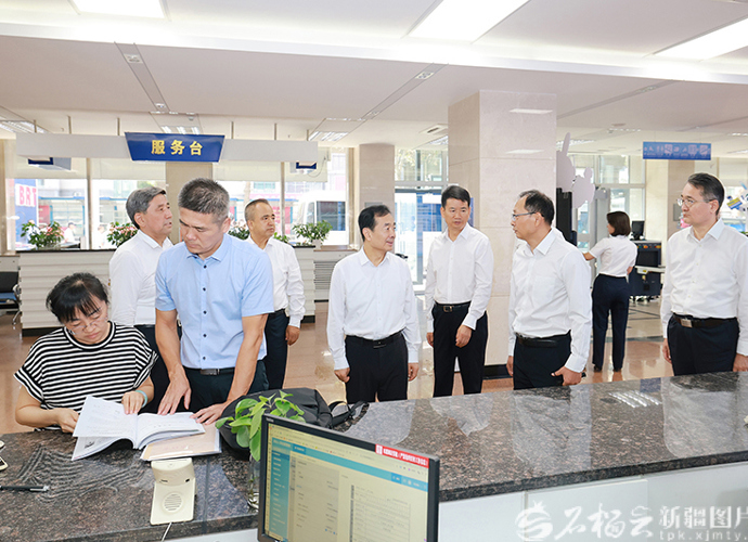 陈小江艾尔肯·吐尼亚孜在自治区人力资源和社会保障厅调研座谈
