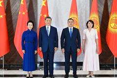 习近平同吉尔吉斯斯坦总统扎帕罗夫会谈
