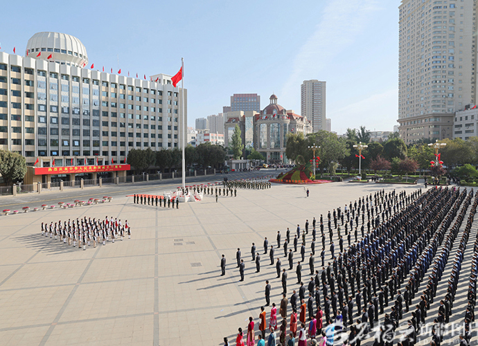 庆祝中华人民共和国成立77周年 自治区隆重举行升国旗仪式